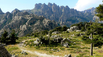 Corse d'automne – Quand la lumière dorée enveloppe mer et maquis Corse d'automne – Quand la lumière dorée enveloppe mer et maquis