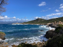 Corse d'automne – Quand la lumière dorée enveloppe mer et maquis Corse d'automne – Quand la lumière dorée enveloppe mer et maquis