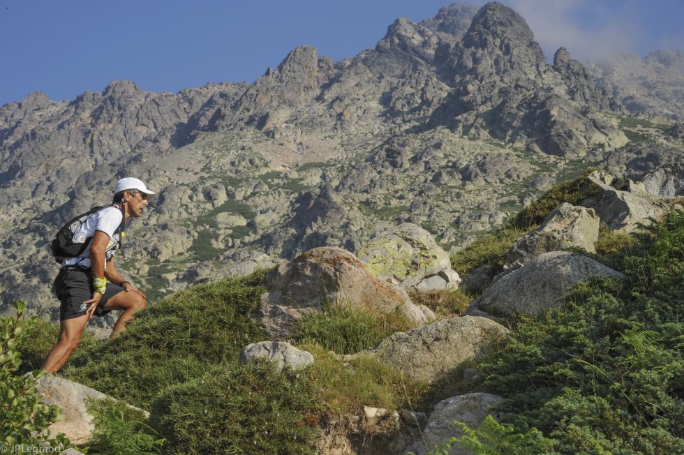Trail dans les montagnes en Corse